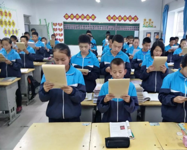 教育更深层次的命题同体认识专题教室里学生们正专心地看着屏幕